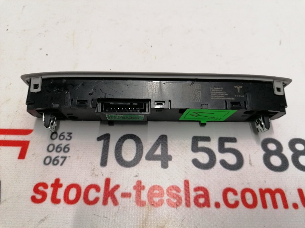 5 リアライトパネル Tesla モデル 3 1092575-00-J